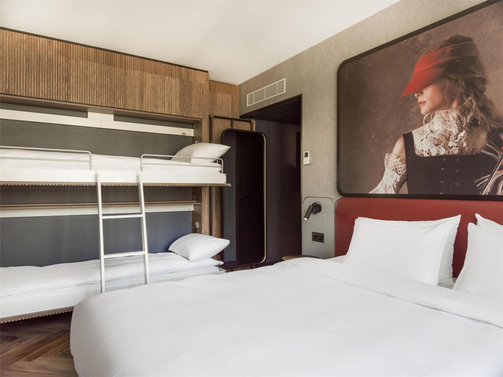 Radisson Red Centre Hotel 4*