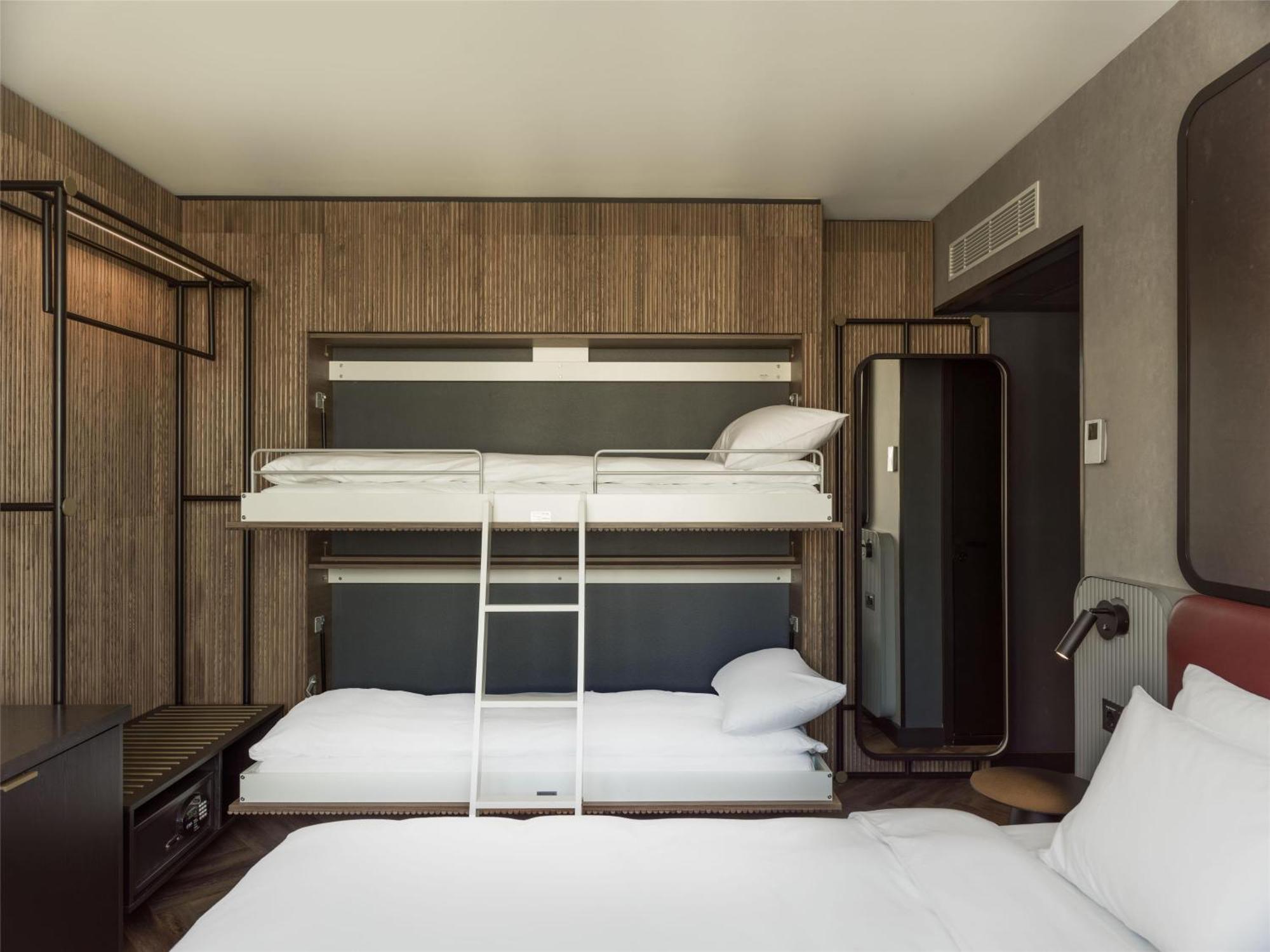 Radisson Red Centre 4*