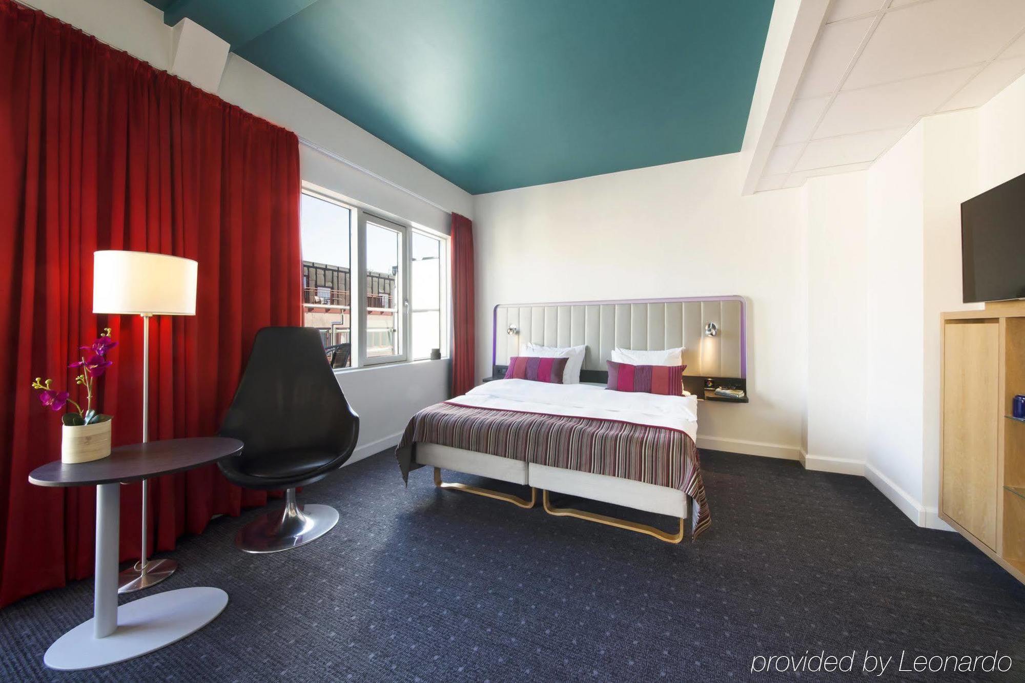 Radisson Red Centre Hotel